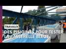 Des piscines installées sur la passerelle bleue pour tester sa solidité