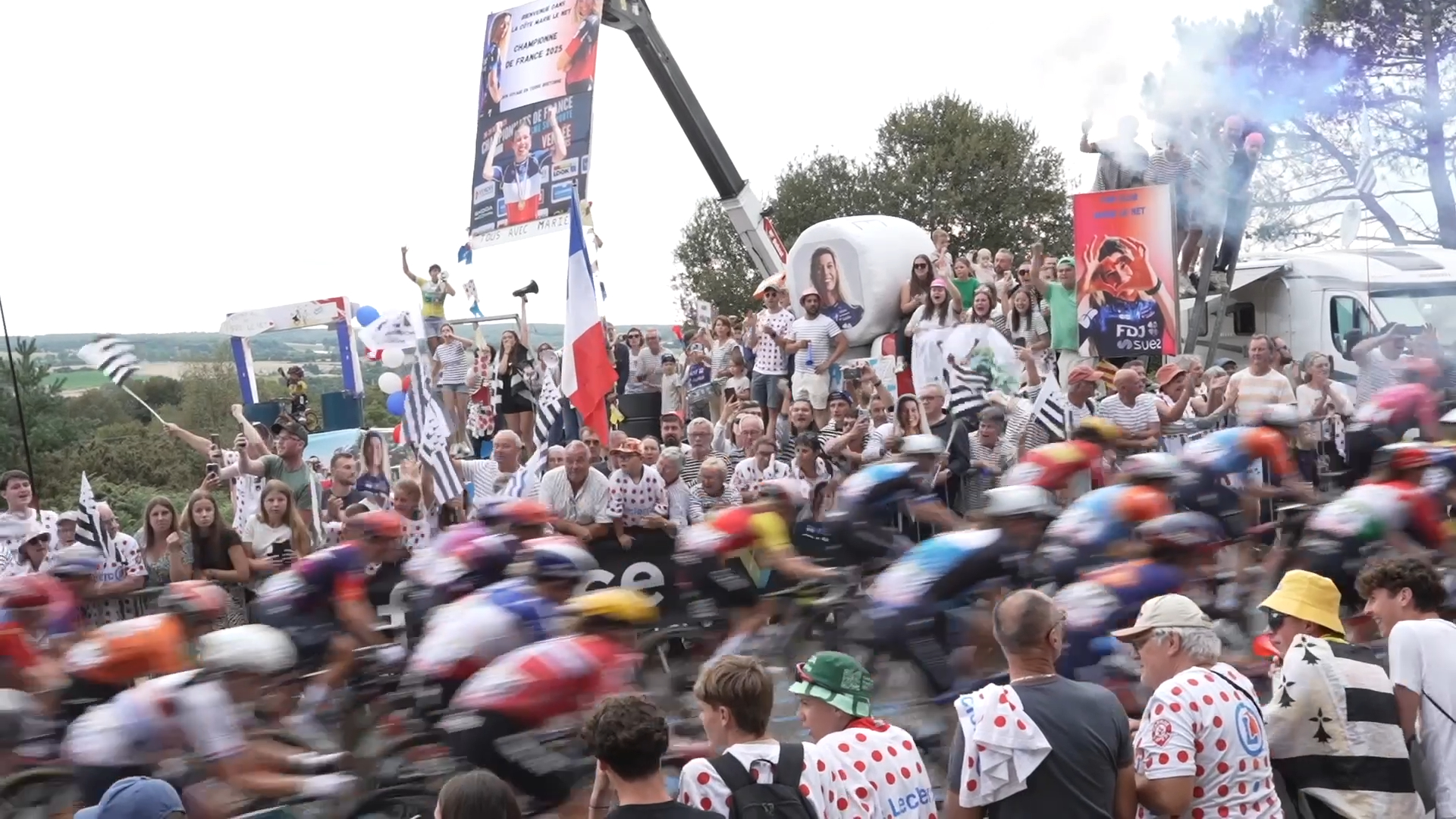 « J'avais ma tête partout, mon prénom partout, c'était un truc de malade » : Marie Le Net, championne de France et Reine de Plumelec sur le Tour de France femmes