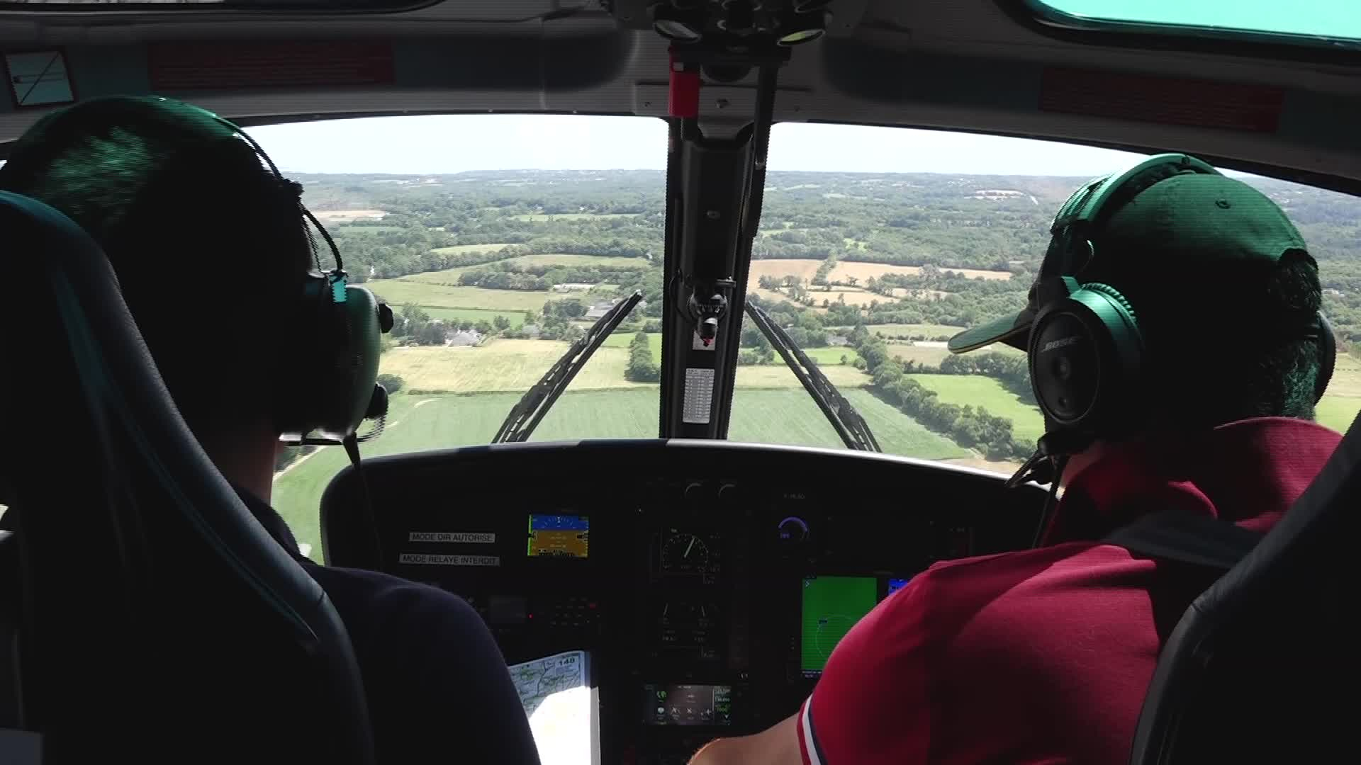« On n'est plus les soldats du feu mais du climat » : à bord de l'hélicoptère bombardier d'eau, la force de frappe du Finistère durant l'été