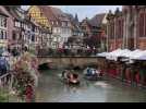 Grâce à des barques, les touristes découvrent Colmar de manière originale