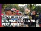 Quand des marionnettes perturbent une visite guidée de l'office de tourisme