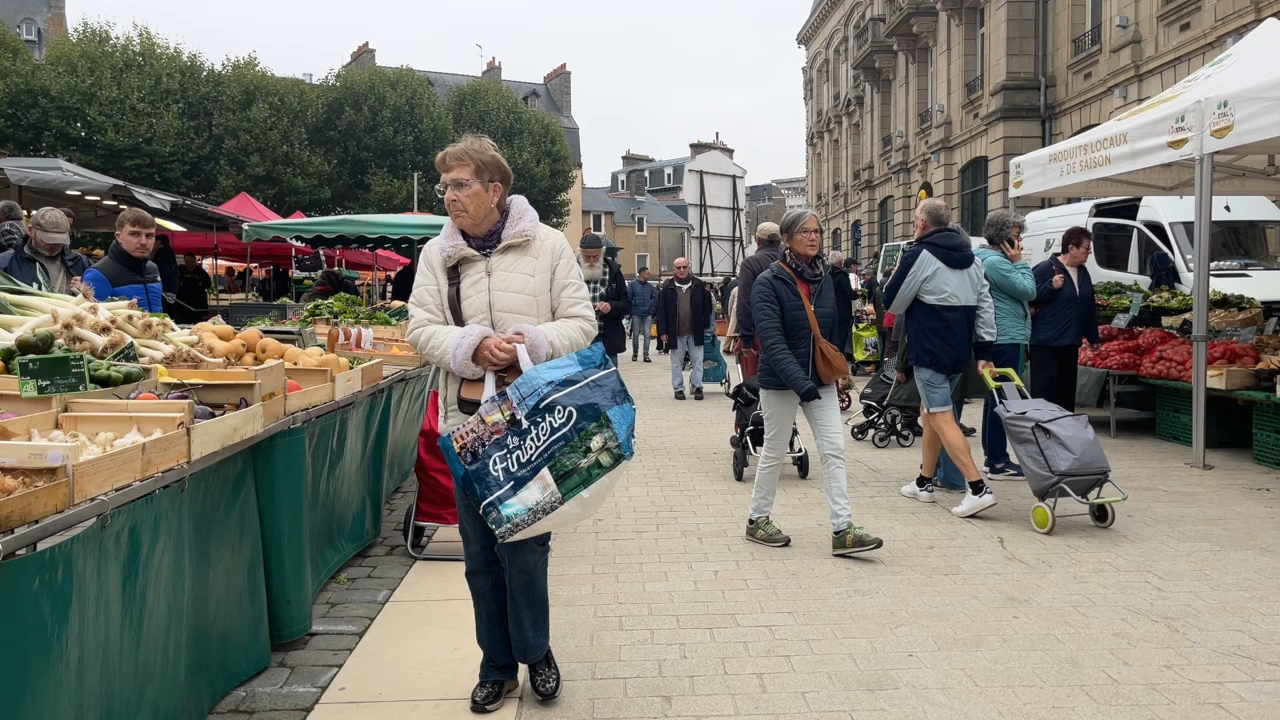 « On n'y croit plus » : sur le marché de Saint-Brieuc, le retour de Sébastien Lecornu salué par la soupe à la grimace [Vidéo]