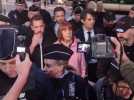 Gisèle Pelicot escortée par les services de sécurité à la sortie du tribunal de Nîmes