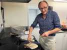VIDÉO. En Mayenne, le crêpier Serge Babin arrête son activité après 42 ans sur les marchés mayennais