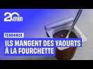 Ils se rassemblent pour manger des desserts à la fourchette