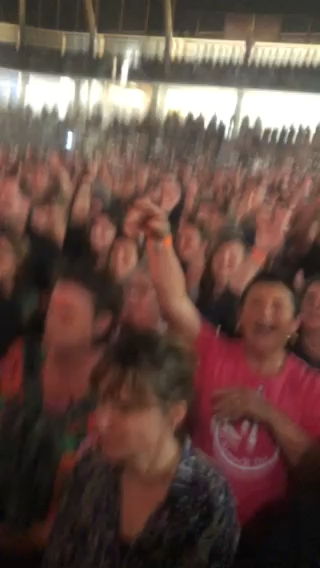 Avec Santa en vedette, 3 000 spectateurs inaugurent la nouvelle salle événementielle de Quimper [Vidéo]