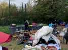 Lille : Nettoyage d'un camp de jeunes migrants isolés après la tempête