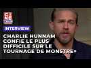 Charlie Hunnam raconte ce qui a été le plus difficile sur le tournage de "Monstre : l'histoire d'Ed Gein"