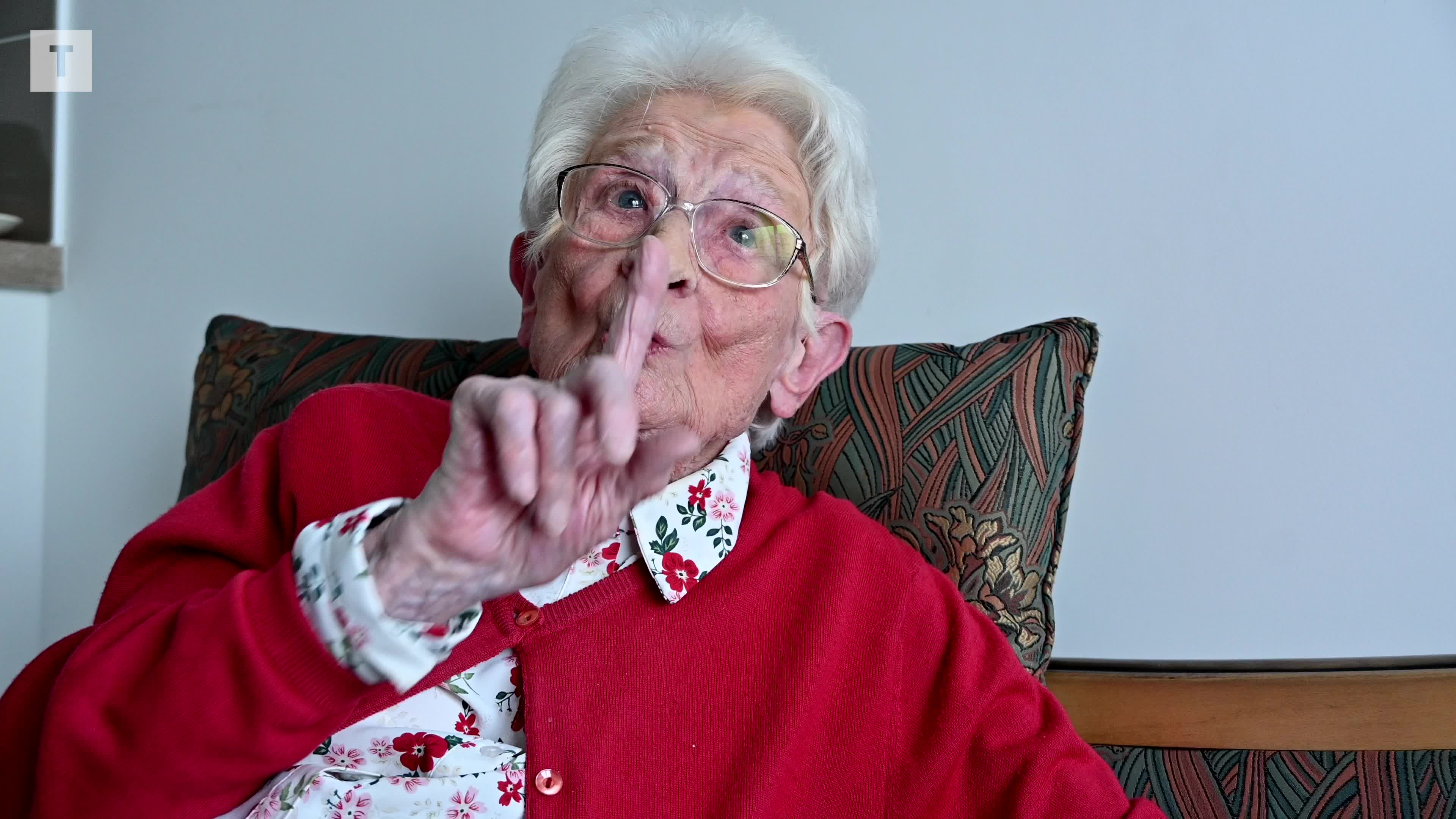 À « 98 ans presque et demi », cette Brestoise tricote de petits bonnets, au profit des Petits Frères des Pauvres [Vidéo]