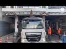 VIDÉO.Un camion chargé d'une mini-pelle s'accroche à la couvertine du centre administratif de Vannes
