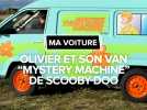 Il roule dans la célèbre Mystery Machine de Scooby-Doo