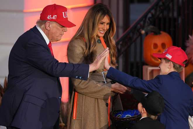 halloween-trump-fait-un-high-five-avec-un-enfant-d-guis-en-trump