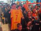 À Aushopping Arras, la foule de supporters du RC Lens entonne "Les Corons" face à trois joueurs en séance de dédicaces