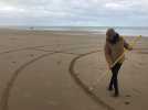 VIDÉO. Près de Granville, elle dessine des fresques géantes sur la plage
