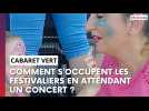 Comment s'occupent les festivaliers en patientant entre deux concerts ?