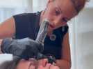 Elle propose de faire pousser les cheveux et les poils sans passer par la greffe
