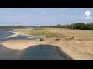 VIDÉO. Mais que font ces pelleteuses et ces camions à même le lit de la Loire ?