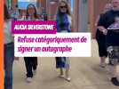 Alicia Silverstone ignore un fan