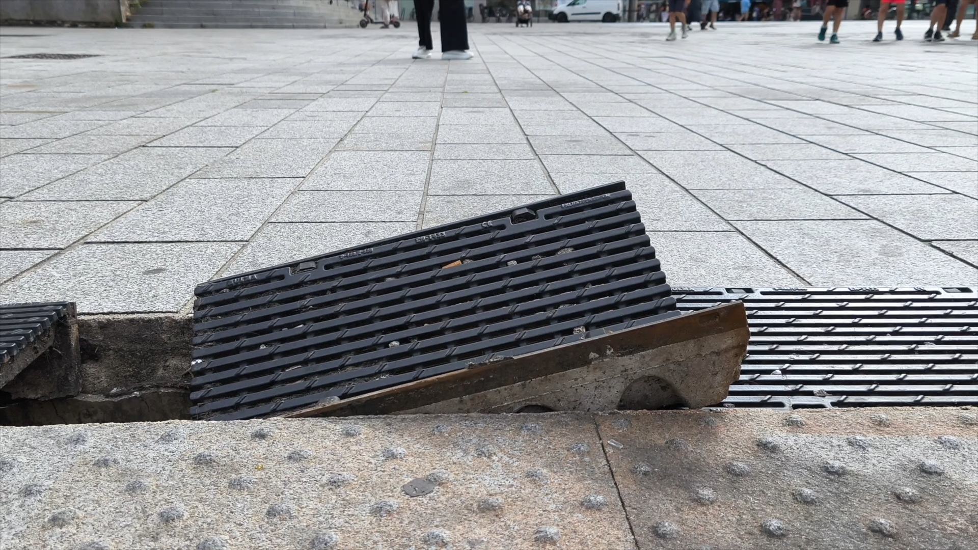« C'est quand même bizarre » : à Rennes, la place Sainte-Anne continue de se fissurer