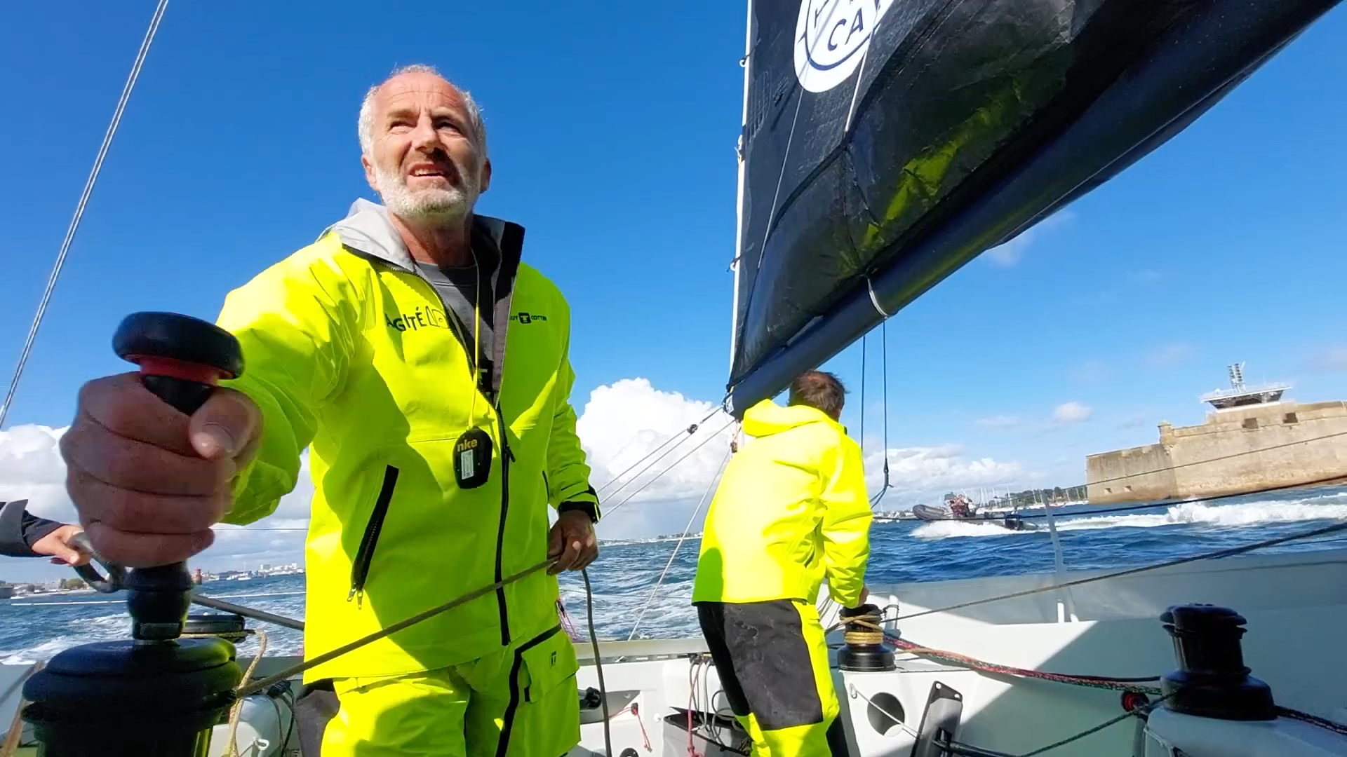 On a navigué sur l'Agité 40, le nouveau bateau de Michel Desjoyeaux, découvrez-le en vidéo