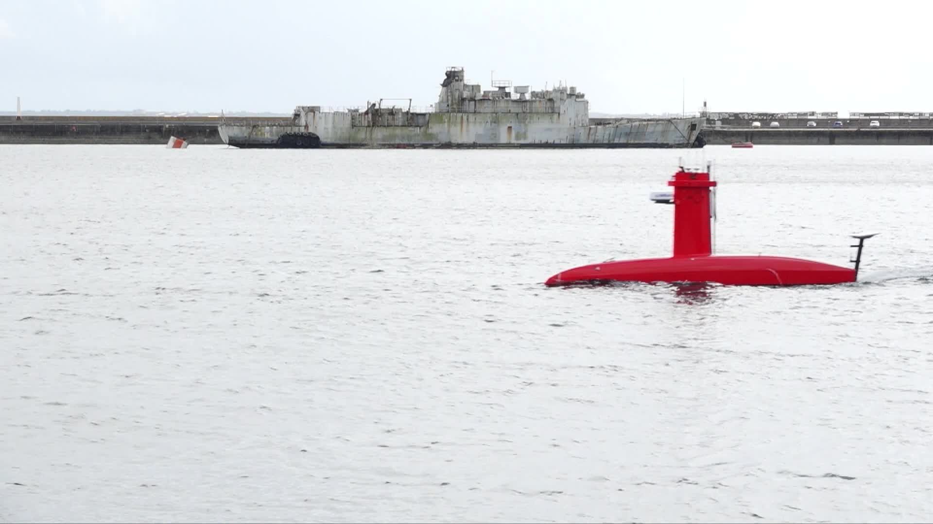 « Il mènera les missions opérées par nos vedettes » : le drone Marlin, mis à l'eau à Brest, en renfort de l'hydrographie [Vidéo]