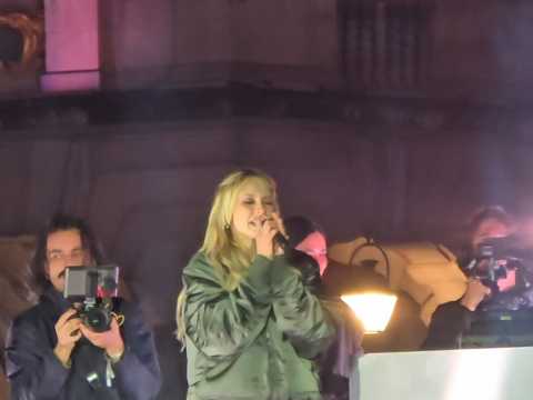 VIDEO : Ang�le tr�s �mue au moment de rendre&hellip;