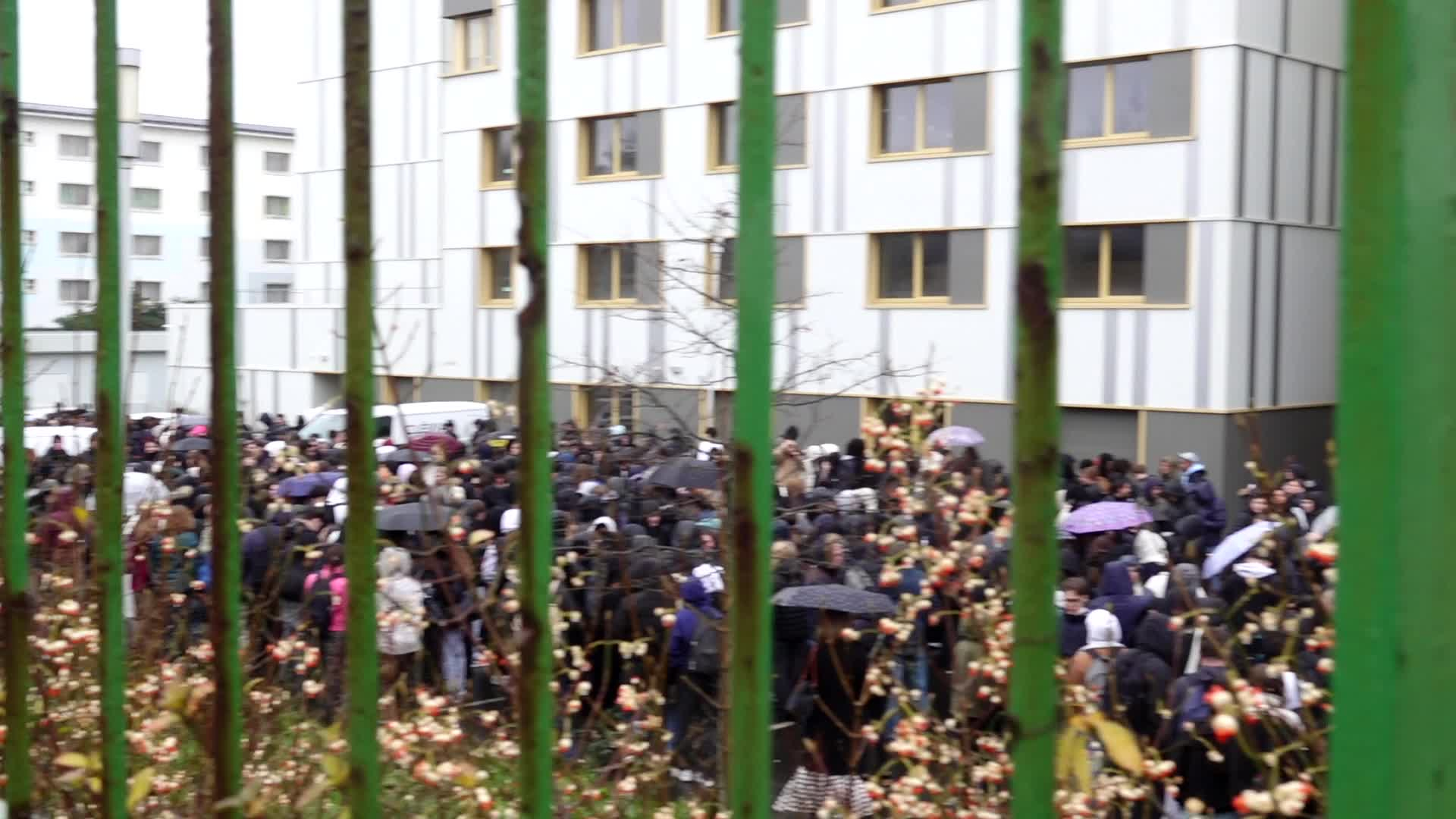 « Nous refusons d'être associés à la violence » : à Brest, le lycée Lesven réuni en soutien aux personnels agressés [Vidéo]