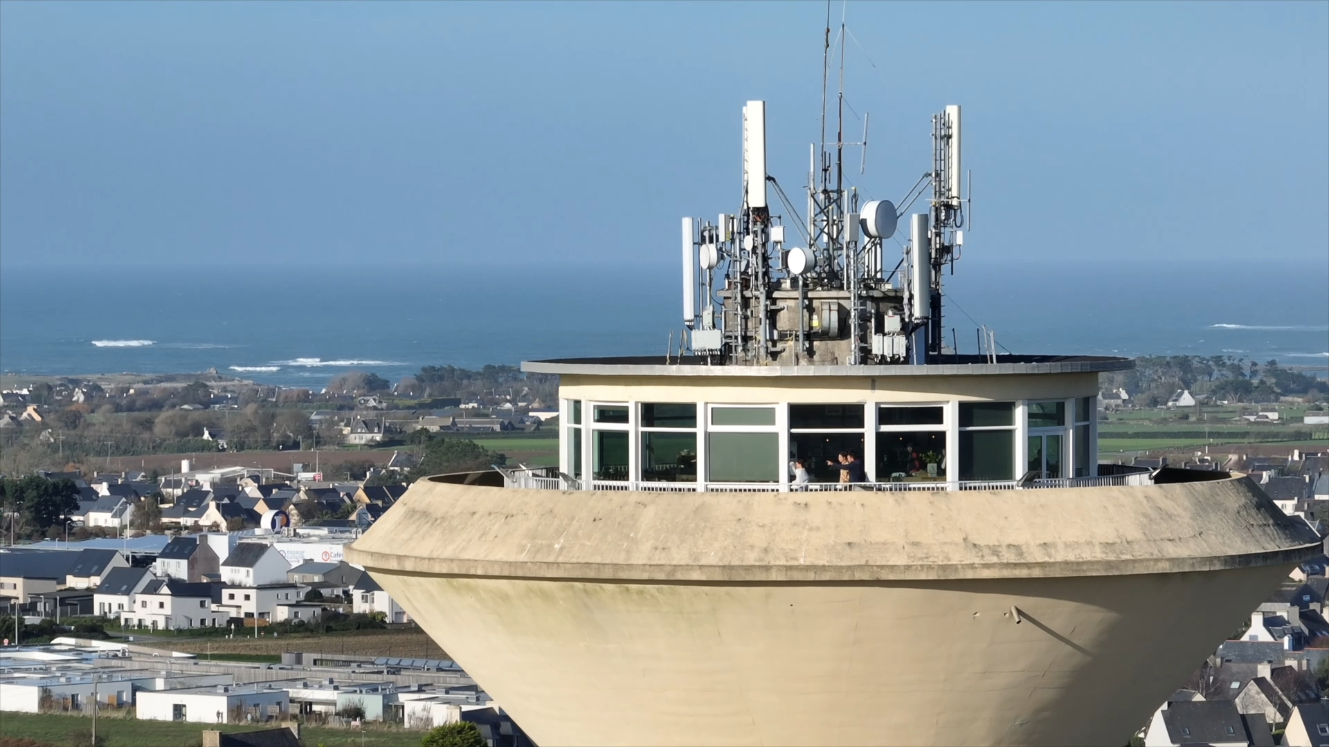 « Un peu comme en montagne, il faut tout prévoir pour ne manquer de rien » : à Ploudalmézeau, on sert les crêpes au sommet d'un château d'eau
