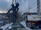 VIDÉO. La statue de la Laitière normande revient sur la place De-Gaulle à Saint-Lô
