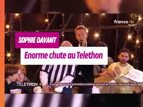 VIDEO : Sophie Davant chute durant le Tltho…