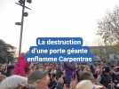 Carpentras : démolition spectaculaire de la porte géante en cartons