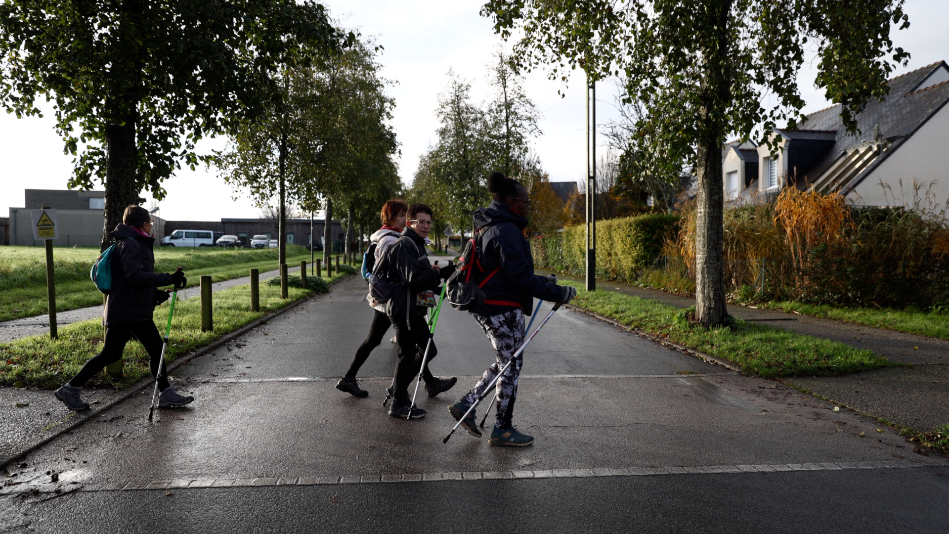 « C'est ludique et convivial » : la marche avec bâtons dynamiques, une activité complète en plein essor en Bretagne [Vidéo]