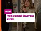 Marine prend le temps pour ses fans à la sortie d'une interview avec Camille Combal