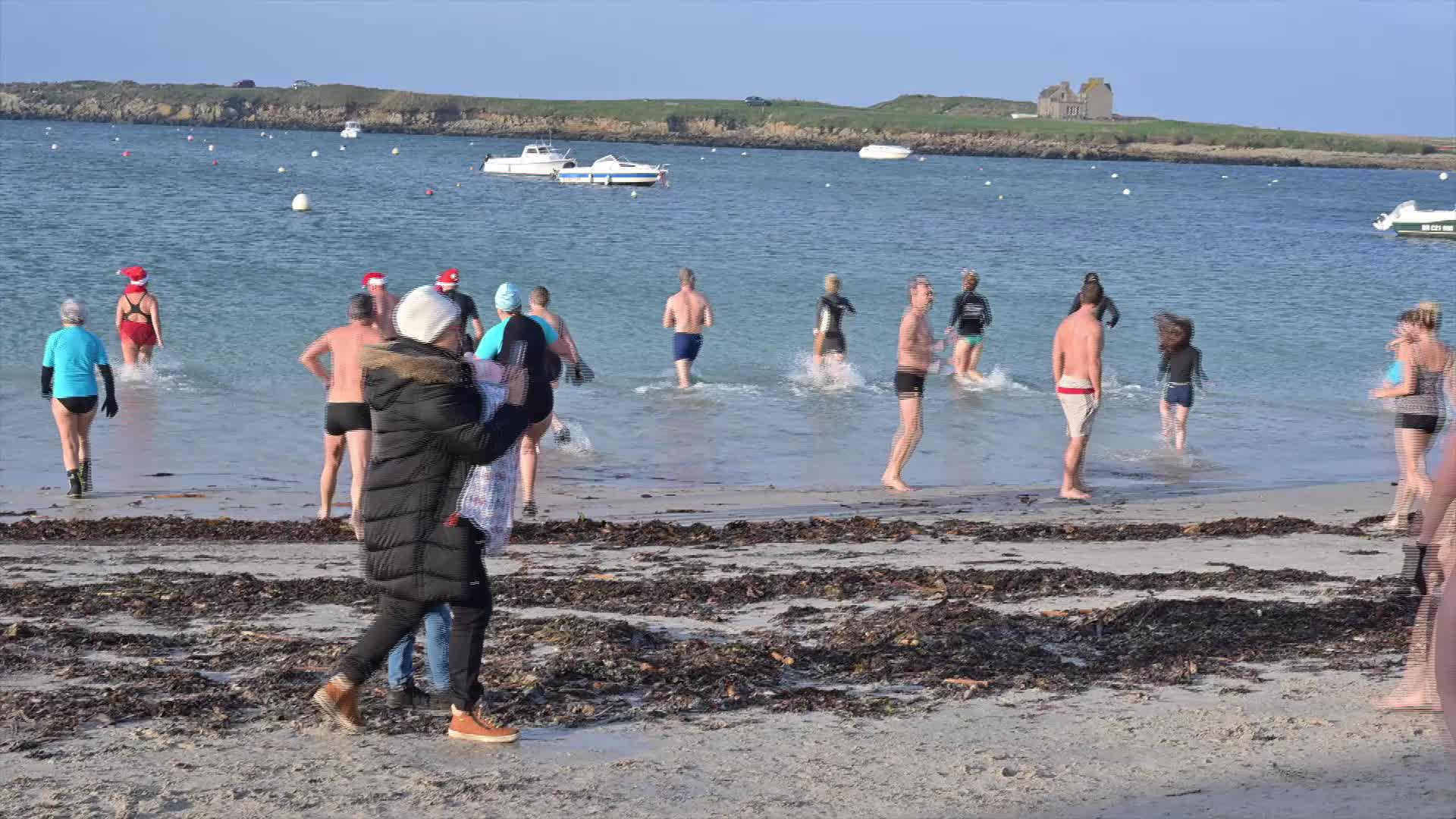 « C’est une tradition ! » : à Lampaul-Plouarzel, ils ont fêté Noël en se jetant à l’eau (glacée) [Vidéo]