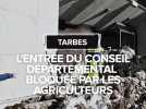 Les agriculteurs bloquent l'accès du Conseil départemental des Hautes-Pyrénées avec des tas de neige
