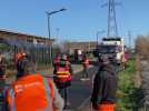À Lille, des éboueurs en grève bloquent la sortie d'un camion