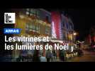 Les lumières et les vitrines des commerçants dans le centre-ville d'Arras pour le marché de Noël