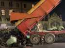 Des tracteurs déchargent des pneus et des déchets verts devant la préfecture de Tarbes