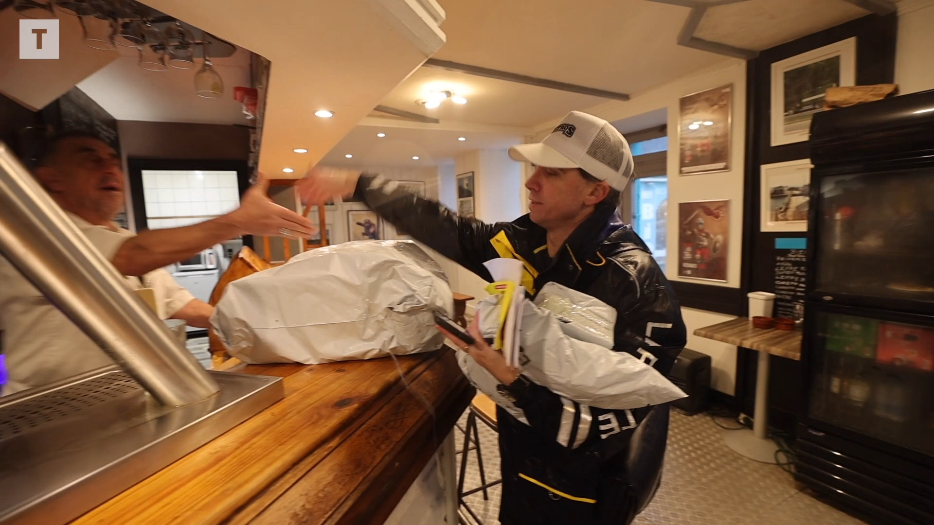 « On aide le père Noël en quelque sorte » : dans les pas de Mathieu, facteur qui distribue des tonnes de colis avant les fêtes [Vidéo]