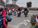 Les pères Noël à moto défilent à Calais
