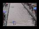 Ils ont nagé dans les eaux très fraîches du pont canal