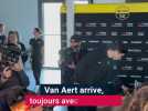 Van Aert arrive, toujours avec une attelle, lors de la conférence de presse