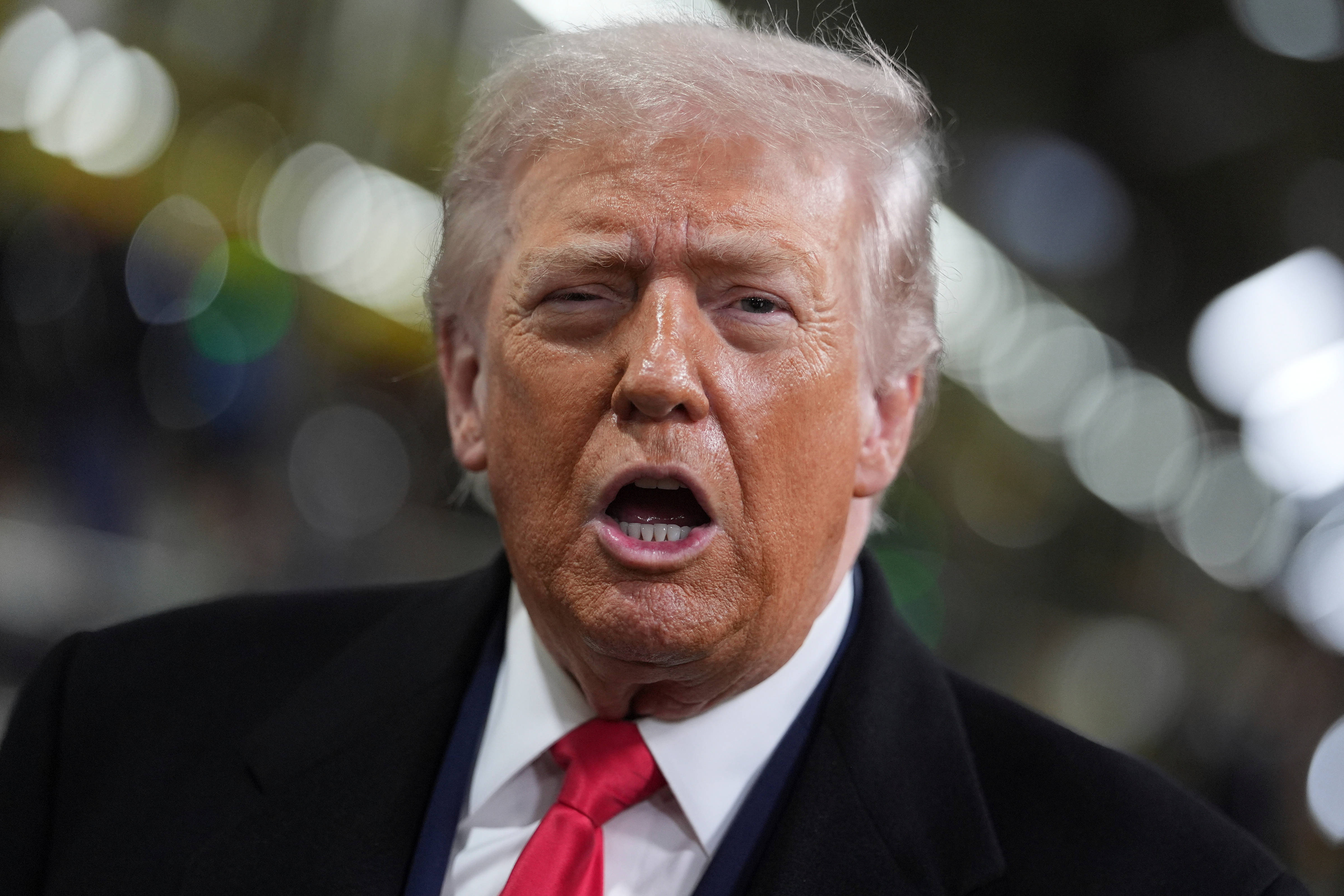 En Pleine Visite D une Usine Donald Trump Fait Un Doigt D honneur Un 