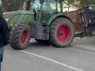 Les agriculteurs déversent leurs bennes dans un champ à Signes