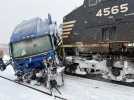 VIDÉO. États-Unis : coincé dans la tempête de neige, un camion littéralement balayé par un train