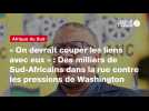 VIDEO.« On devrait couper les liens avec eux » : Des milliers de Sud-Africains dans la rue contre les pressions de...