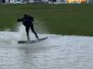 Tempête Nils : ils improvisent une séance de glisse sur une flaque géante près de Toulouse