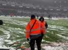 Le terrain d'Anderlecht déneigé avant le match contre la RAAL