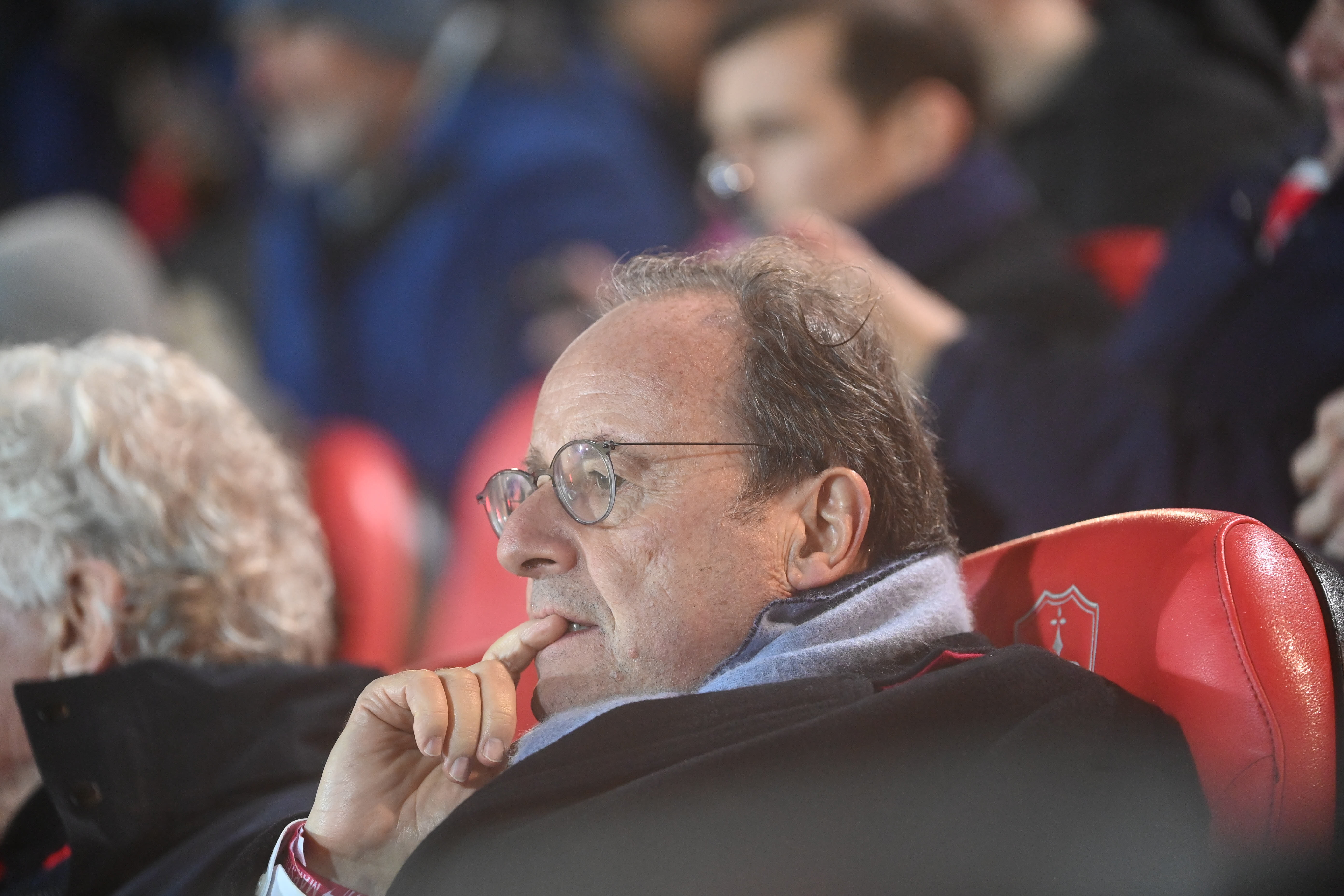 « Deux buts d'Ajorque magnifiques » : présent à Le Blé, François Hollande réagit à la victoire de Brest contre Marseille [vidéo]