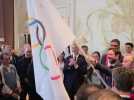 Fabrice Pannekoucke et Renaud Muselier présentent le drapeau olympique à Albertville